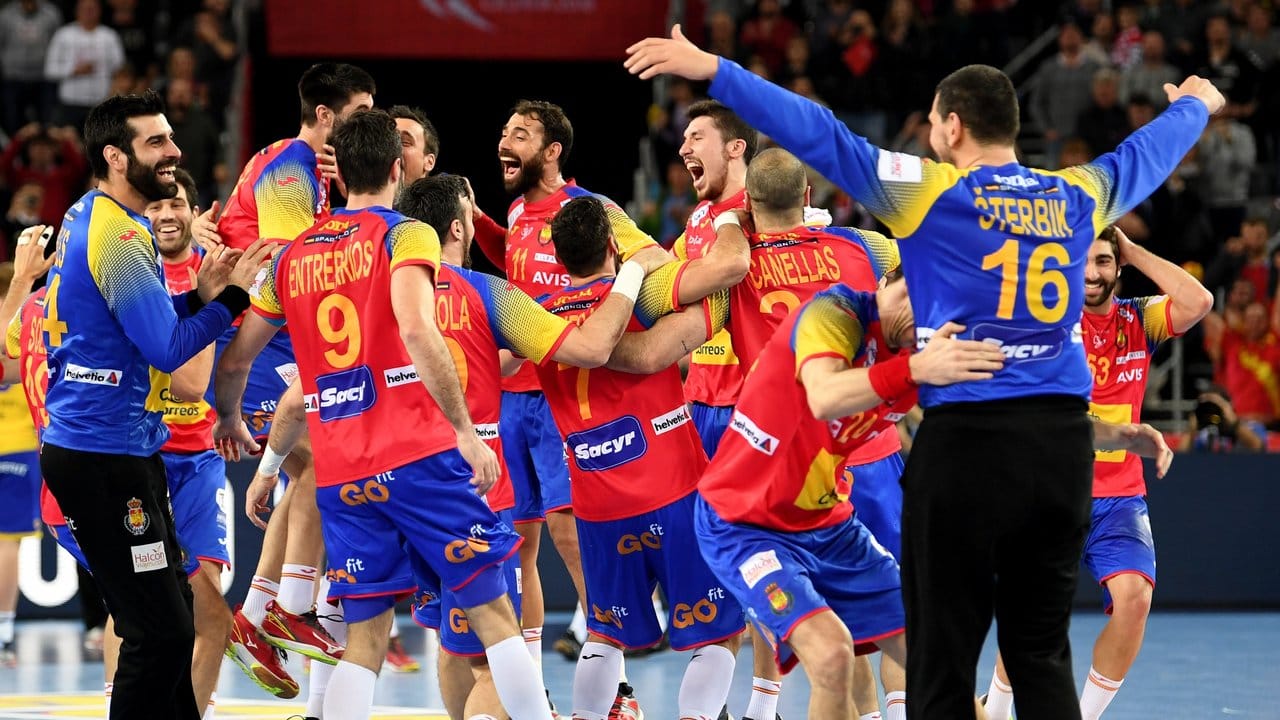 Spaniens Spieler jubeln nach Spielende über den erstmaligen Gewinn des Europameistertitels.