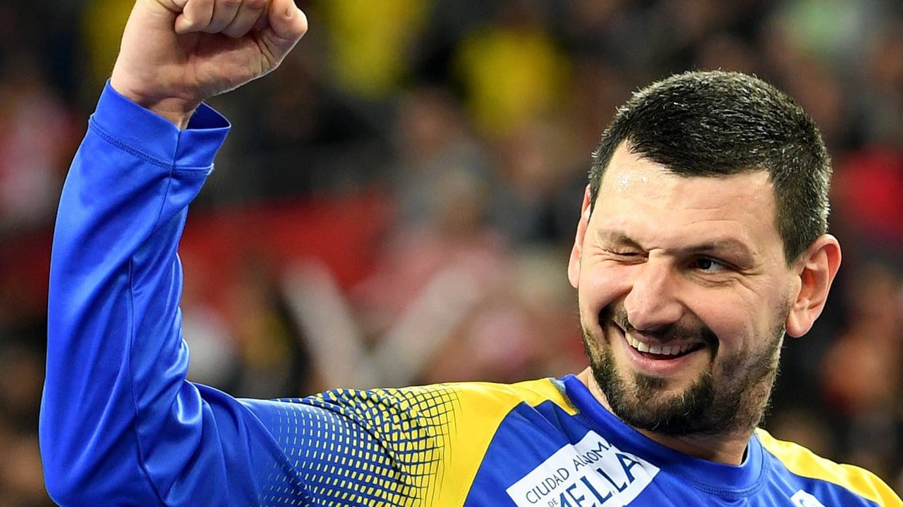 Spaniens Torhüter Arpad Sterbik jubelt über das gewonnene EM-Finale. Spaniens Torhüter Arpad Sterbik jubelt über das gewonnene EM-Finale.