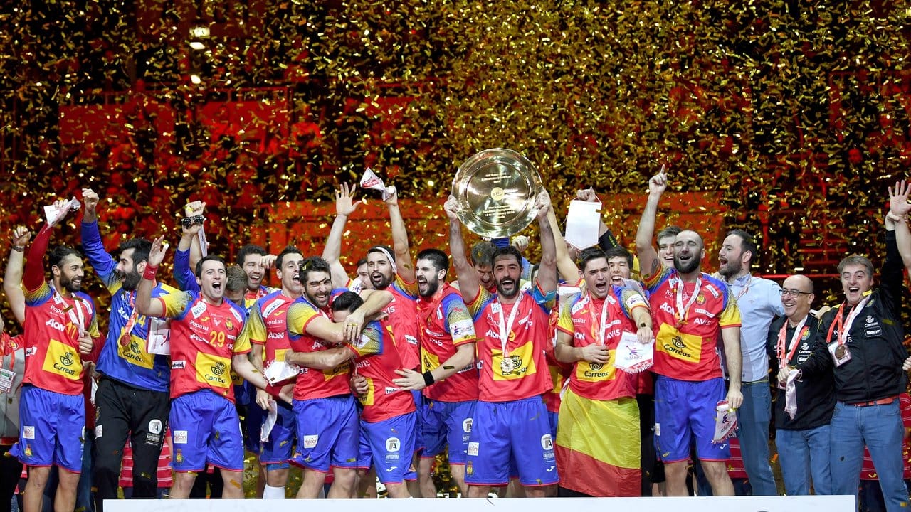 Spaniens Spieler jubeln bei der Siegerehrung mit dem Pokal.