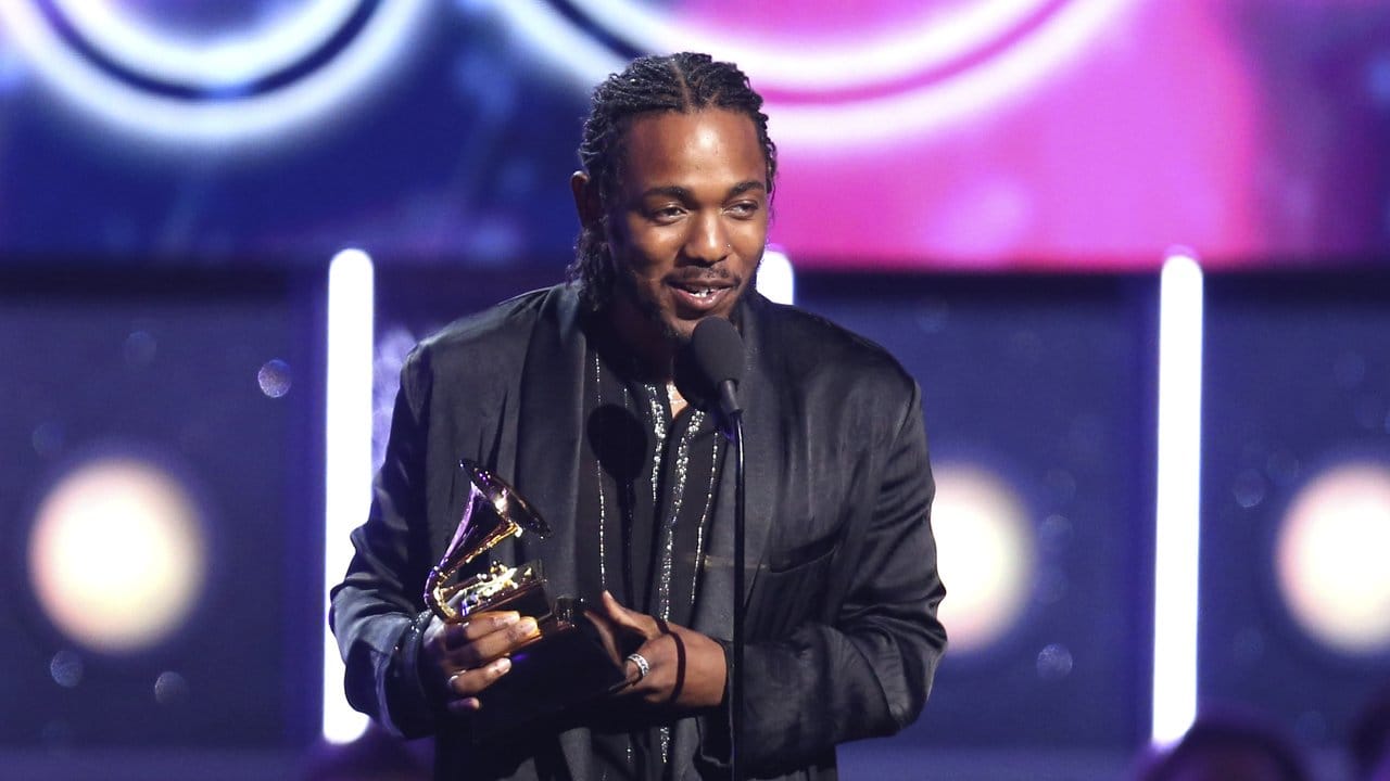 Kendrick Lamar war für sieben Grammys nominiert, fünf Trophäen gewann der Rapper. Kendrick Lamar war für sieben Grammys nominiert, fünf Trophäen gewann der Rapper.