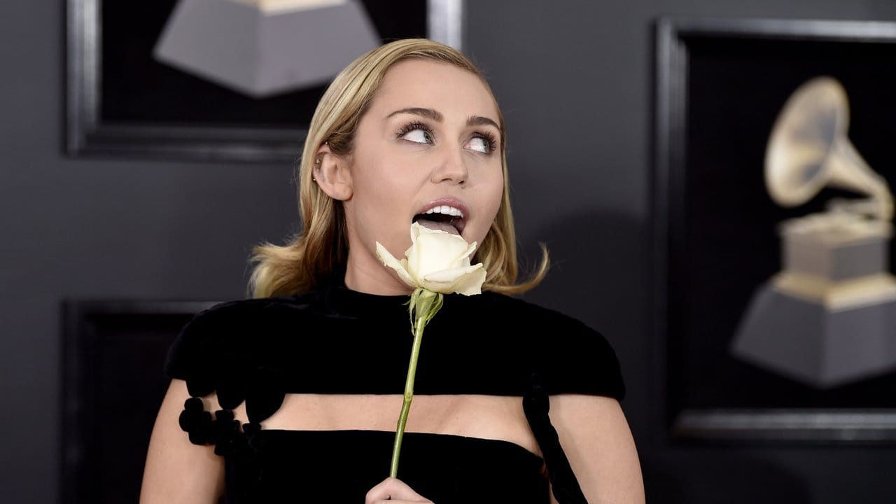 Aus Solidarität mit der #TimesUp-Bewegung kam Miley Cyrus mit einer weißen Rose. Aus Solidarität mit der #TimesUp-Bewegung kam Miley Cyrus mit einer weißen Rose.