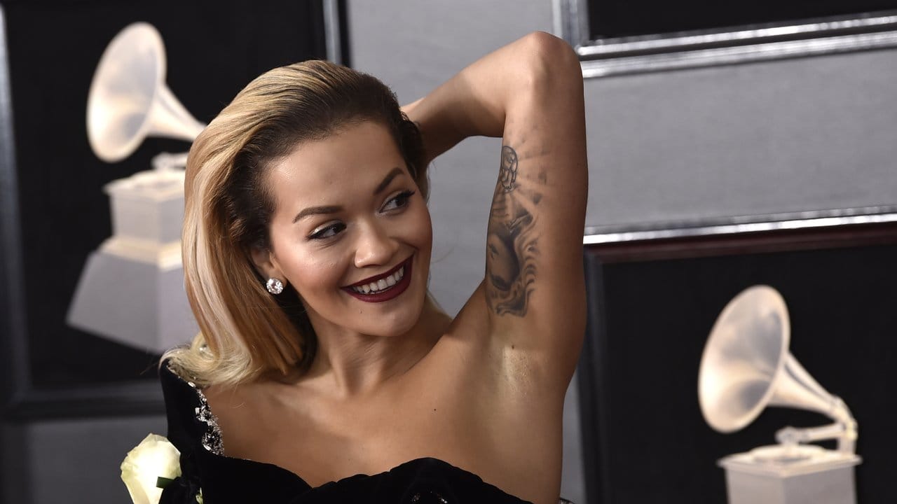 Rita Ora zeigt ihr Aphrodite-Tattoo. Rita Ora zeigt ihr Aphrodite-Tattoo.