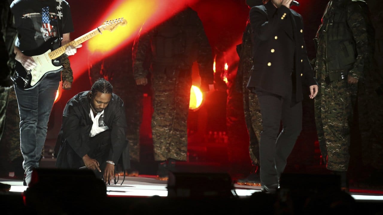 Kendrick Lamar eröffnete mit The Edge (l) und Bono (2. Kendrick Lamar eröffnete mit The Edge (l) und Bono (2.
