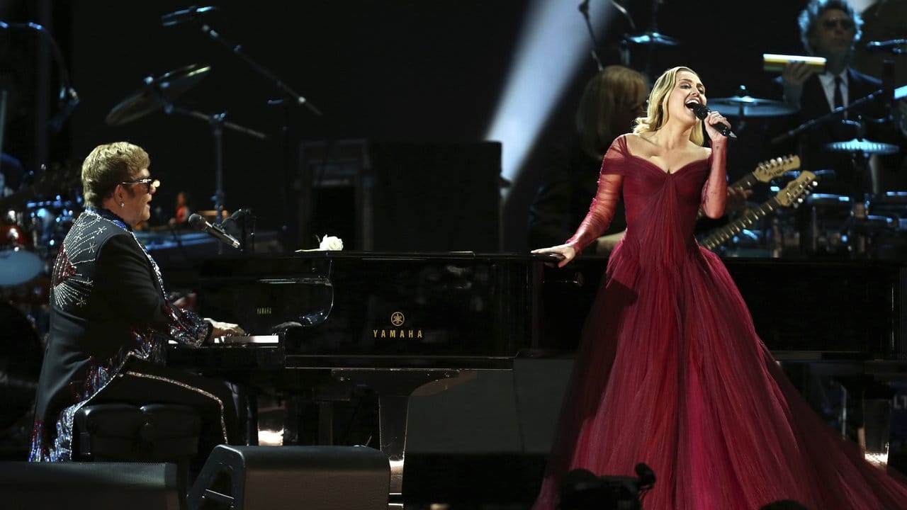 Auf Twitter bedankte sich Miley Cyrus später bei Sir Elton John für den gemeinsamen Auftritt. Auf Twitter bedankte sich Miley Cyrus später bei Sir Elton John für den gemeinsamen Auftritt.