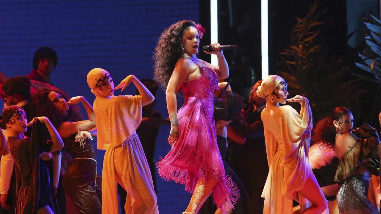 Zusammen mit DJ Khaled und Bryson Tiller lieferte Rihanna ein bonbonbunte Show ab. Zusammen mit DJ Khaled und Bryson Tiller lieferte Rihanna ein bonbonbunte Show ab.