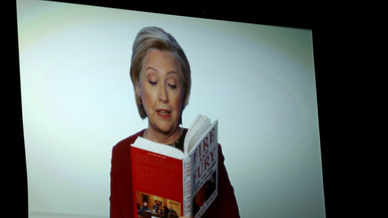 Hillary Clinton liest während einer Video-Übertragung einen Ausschnitt aus dem Trump-Buch "Fire and Fury". Hillary Clinton liest während einer Video-Übertragung einen Ausschnitt aus dem Trump-Buch "Fire and Fury".