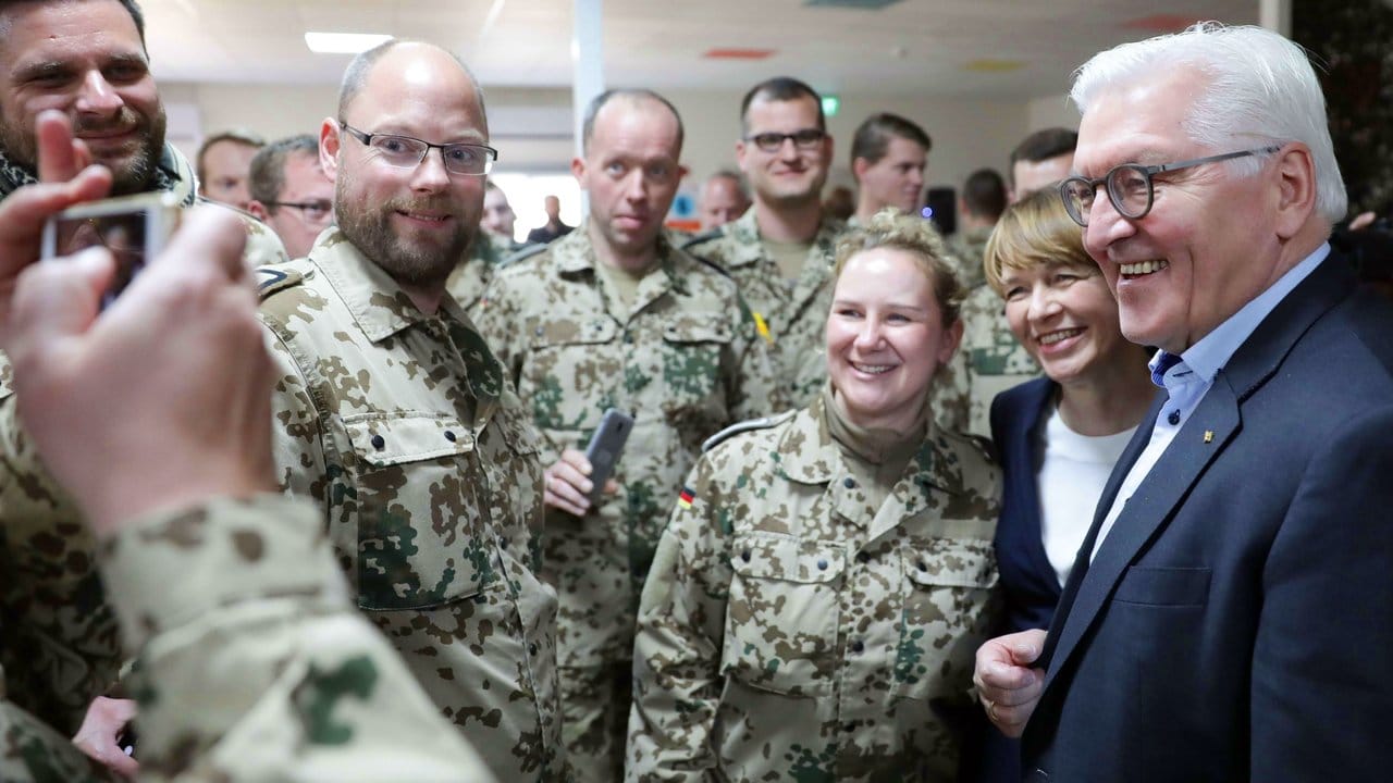 Bundespräsident Steinmeier und seine Ehefrau besuchen das deutsche Einsatzkontingent Counter Daesh auf der Luftwaffenbasis im jordanischen Amman. Bundespräsident Steinmeier und seine Ehefrau besuchen das deutsche Einsatzkontingent Counter Daesh auf der Luftwaffenbasis im jordanischen Amman.