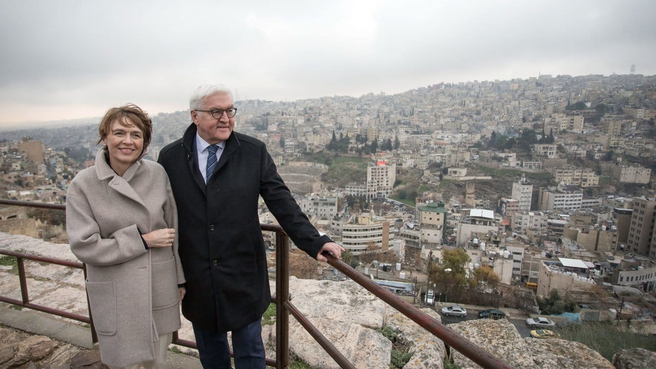 Bundespräsident Frank-Walter Steinmeier und seine Ehefrau Elke Büdenbender blicken von der Zitadelle aus auf die Stadt Amman. Bundespräsident Frank-Walter Steinmeier und seine Ehefrau Elke Büdenbender blicken von der Zitadelle aus auf die Stadt Amman.
