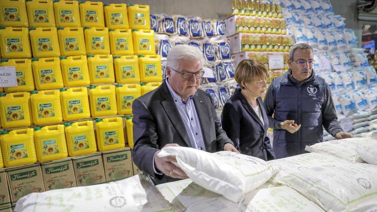 Bundespräsident Steinmeier und Elke Büdenbender lassen sich im Flüchtlingslager Al-Azraq einen Supermarkt zeigen. Bundespräsident Steinmeier und Elke Büdenbender lassen sich im Flüchtlingslager Al-Azraq einen Supermarkt zeigen.