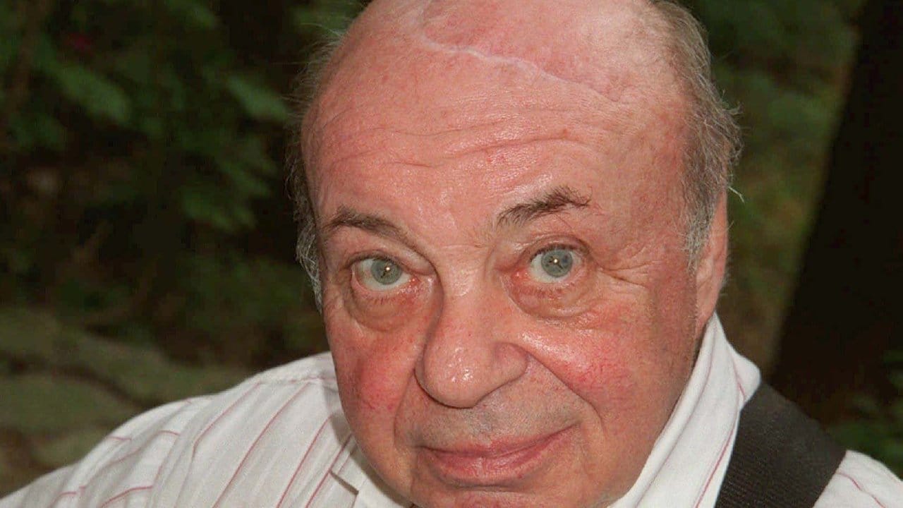 Coco Schumann, Jazz-Gitarrist, Swing-Legende und KZ-Überlebender, starb im Alter von 93 Jahren in Berlin. Coco Schumann, Jazz-Gitarrist, Swing-Legende und KZ-Überlebender, starb im Alter von 93 Jahren in Berlin.