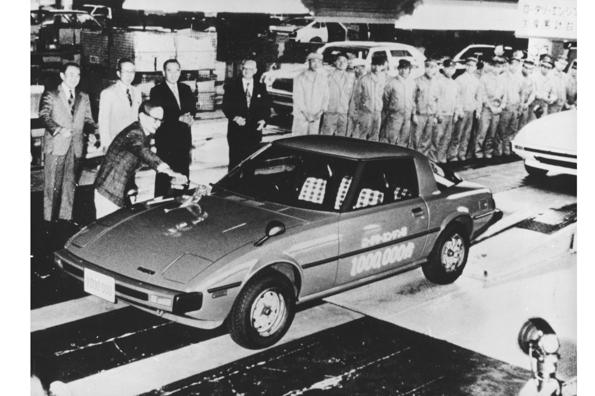 Mazda RX-7: Schon kurz nach Serienanlauf des RX-7 legte er alle japanische Zurückhaltung ab und ließ anlässlich einer Millionen Wankelmotoren medienwirksam die Champagnerkorken knallen.