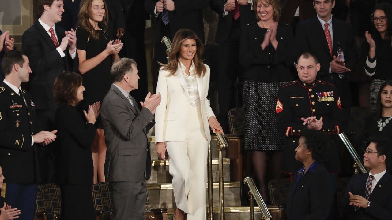 First Lady Melania Trump kommt zur Rede ihres Mannes.