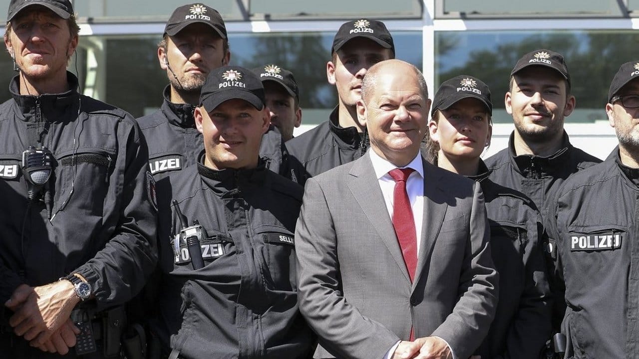 Hamburgs Erster Bürgermeister Olaf Scholz mit Einsatzkräften: Die Hansestadt hat noch keine G20-Kostenrechnung veröffentlicht. Hamburgs Erster Bürgermeister Olaf Scholz mit Einsatzkräften: Die Hansestadt hat noch keine G20-Kostenrechnung veröffentlicht.