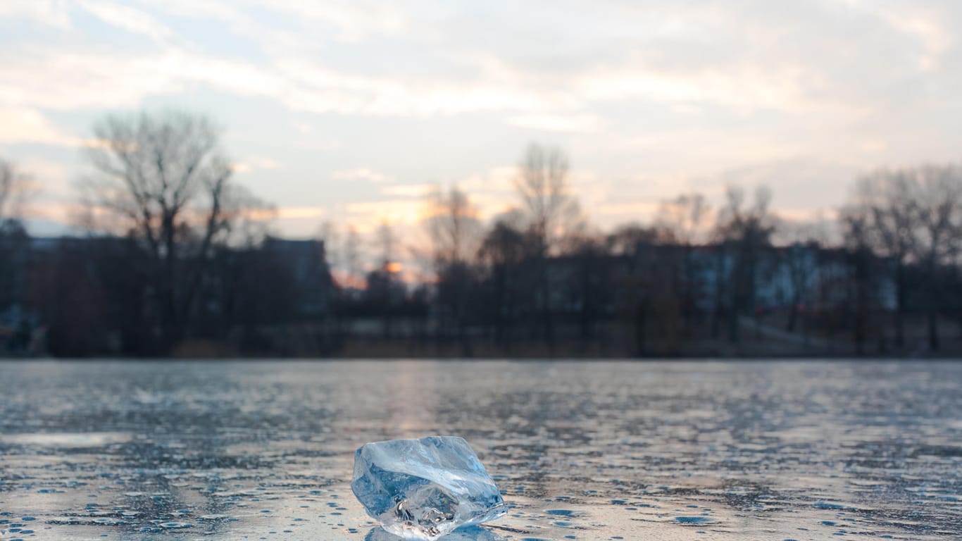 Ein zugefrorener See in Berlin: in der Nacht friert es Anfang der Woche, sodass bei Sonnenaufgang vielleicht noch Seen angefroren sind.