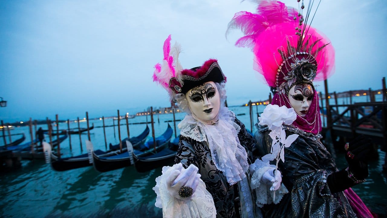 Kostümierte Menschen feiern Karneval in Venedig. Kostümierte Menschen feiern Karneval in Venedig.