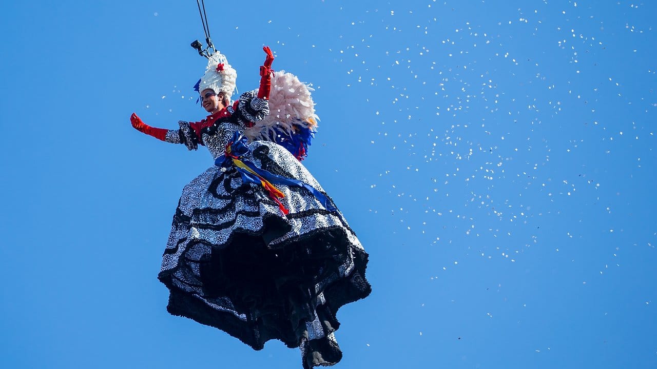 Elisa Costantini schwebt beim Karneval in Venedig auf den Markusplatz. Elisa Costantini schwebt beim Karneval in Venedig auf den Markusplatz.