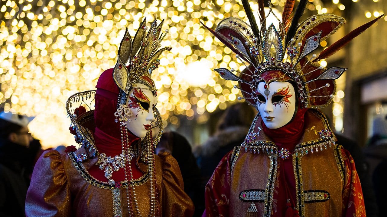 Kostümierte beim Karneval in Venedig. Kostümierte beim Karneval in Venedig.