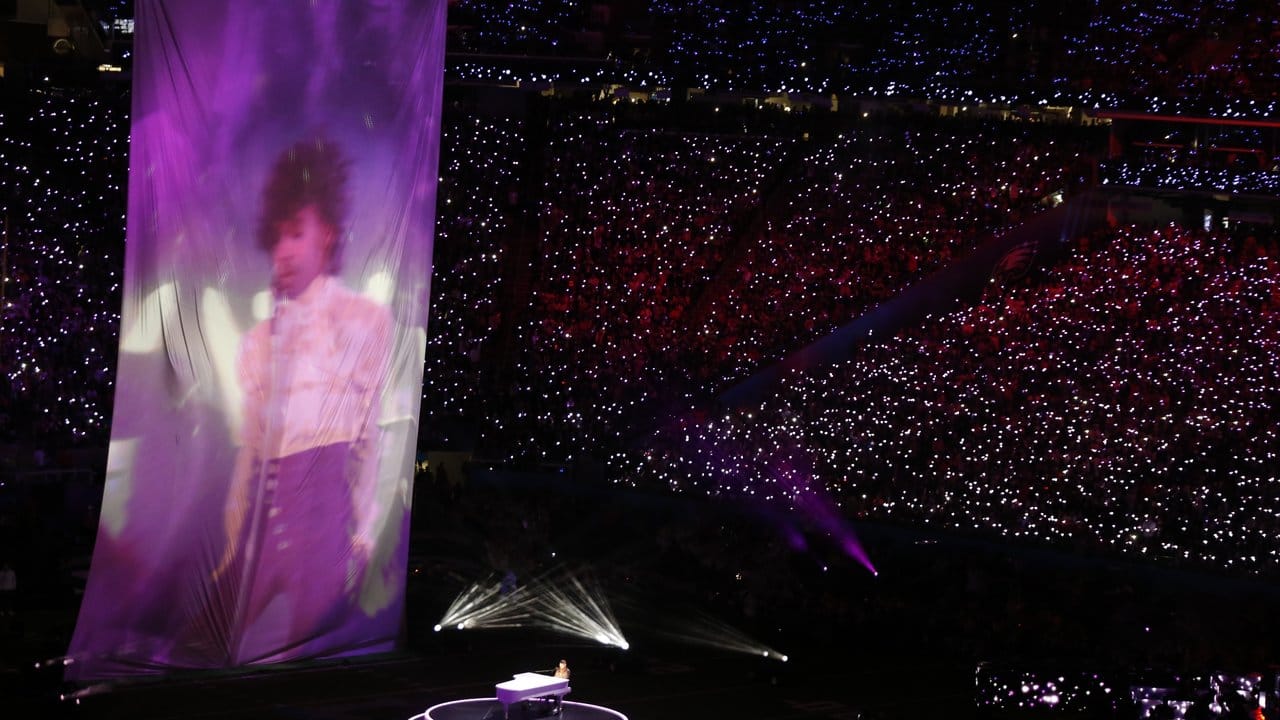 Überlebensgroße Hommage an Prince in der Heimatstadt des 2016 gestorbenen "Purple Rain"-Sängers. Überlebensgroße Hommage an Prince in der Heimatstadt des 2016 gestorbenen "Purple Rain"-Sängers.