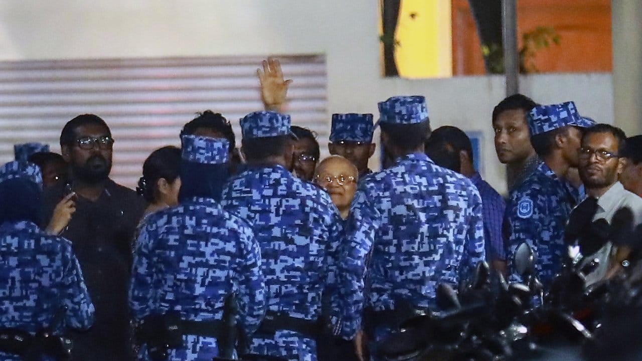 Polizisten nehmen den ehemaligen Präsidenten der Malediven und heutigen Oppositionellen, Maumoon Abdul Gayoom (M), fest.