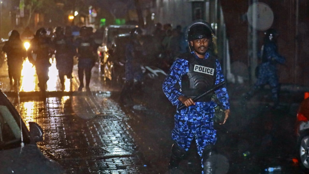 Ein Polizist verfolgt in Malé Demonstranten, nachdem die Regierung einen 15-tägigen Ausnahmezustand verhängt hat.