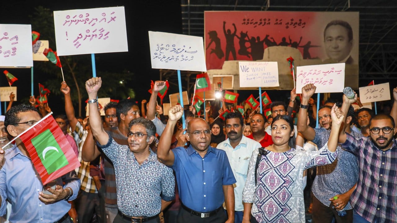 Anhänger der Opposition demonstrieren in Malé.