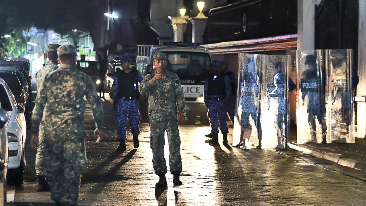 Soldaten patrouillieren in den Straßen von Malé.