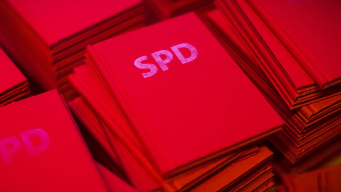 SPD-Parteibücher: Wer eines besitzt, kann demnächst über die künftige Bundesregierung mitbestimmen.