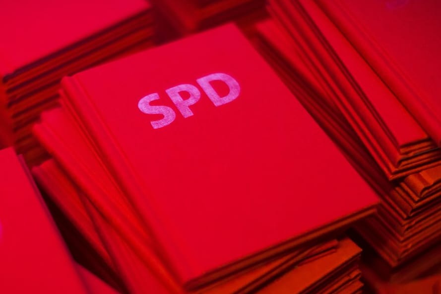 SPD-Parteibücher: Wer eines besitzt, kann demnächst über die künftige Bundesregierung mitbestimmen.