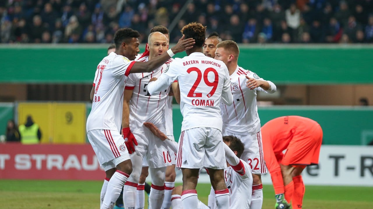 Die Spieler des FC Bayern feiern einen Treffer gegen den SC Paderborn. Die Spieler des FC Bayern feiern einen Treffer gegen den SC Paderborn.