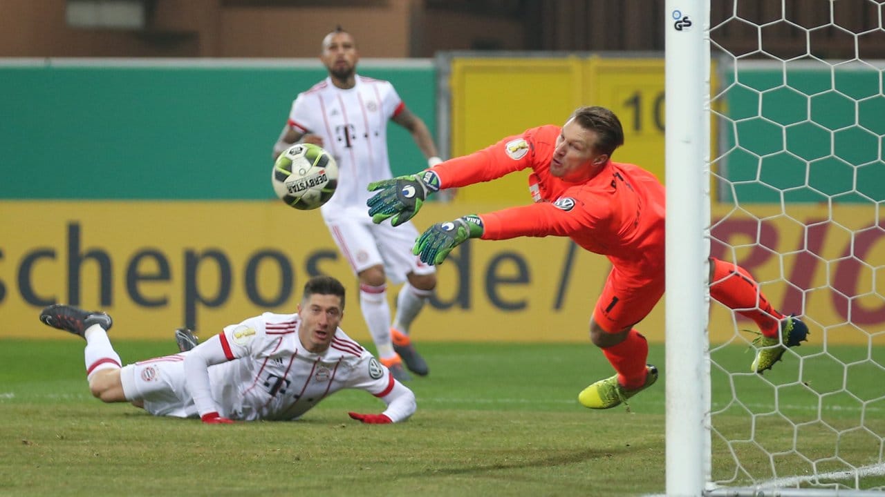 Paderborns Torwart Michael Ratajczak (r) hat viel zu tun, wie die Abwehr eines Kofballs von Bayern-Stürmer Lewandowski (l). Paderborns Torwart Michael Ratajczak (r) hat viel zu tun, wie die Abwehr eines Kofballs von Bayern-Stürmer Lewandowski (l).