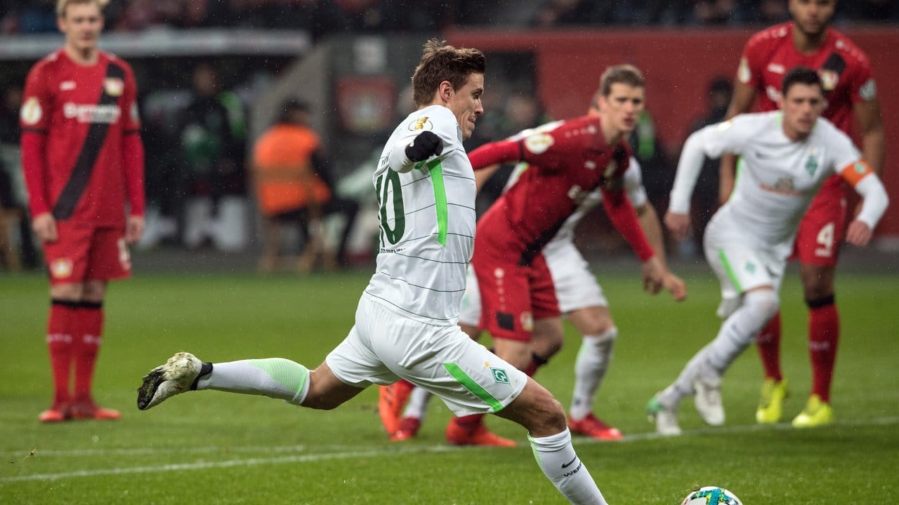 Bremens Max Kruse (M) erzielt das 1:0 per Elfmeter gegen Bayer Leverkusen.