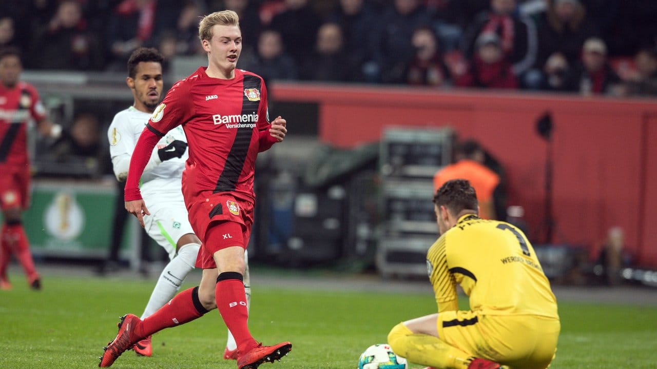 Bremens Torwart Jiri Pavlenka (r) kommt noch vor dem heranlaufenden Julian Brandt an den Ball.