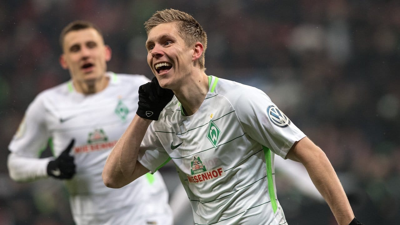 Aron Jóhannsson (r) hat das 2:0 erzielt und feiert seinen Treffer.