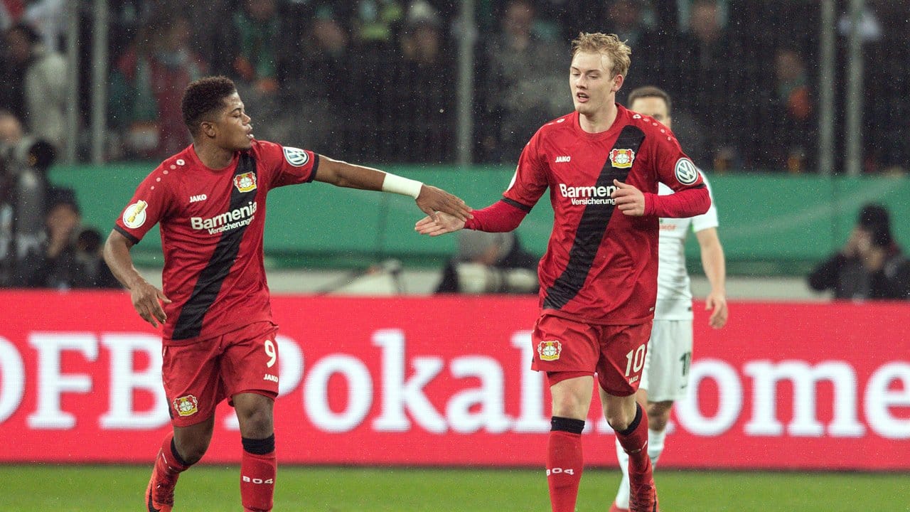 Leon Bailey (l) und Torschütze Julian Brandt feiern das Tor zum 1:2 gegen Werder Bremen.