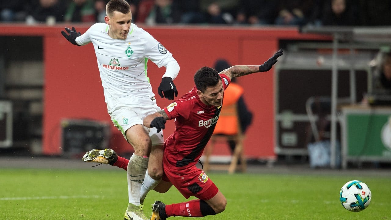 Leverkusens Charles Mariano Aranguiz (r) wird von Werder-Spieler Maximilian Eggestein zu Fall gebracht.