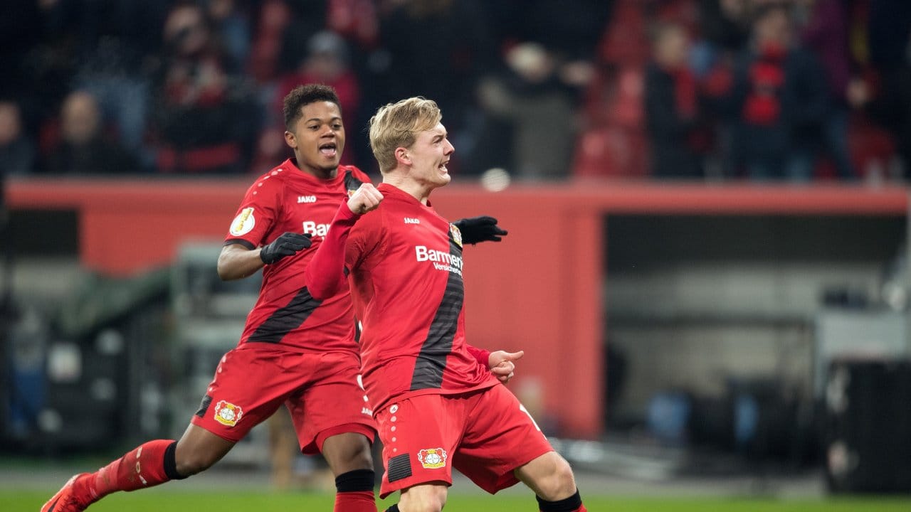 Und auch der Treffer zum 2:2 geht auf das Konto von Leverkusens Julian Brandt (r).