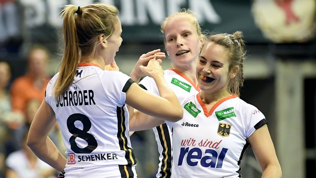 Anne Schröder (l-r), Friderike Schlenker und Lisa Altenburg freuen sich über einen Treffer im Spiel gegen Russland.