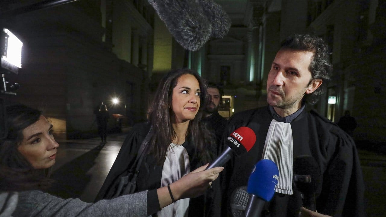 Die Anwälte Laura Severin (M) und Isa Gultaslar (r), die Sofien Ayari vertreten, kommen am zweiten Tage des Prozesses gegen Abdeslam und Ayari zum Gerichtshof. Die Anwälte Laura Severin (M) und Isa Gultaslar (r), die Sofien Ayari vertreten, kommen am zweiten Tage des Prozesses gegen Abdeslam und Ayari zum Gerichtshof.