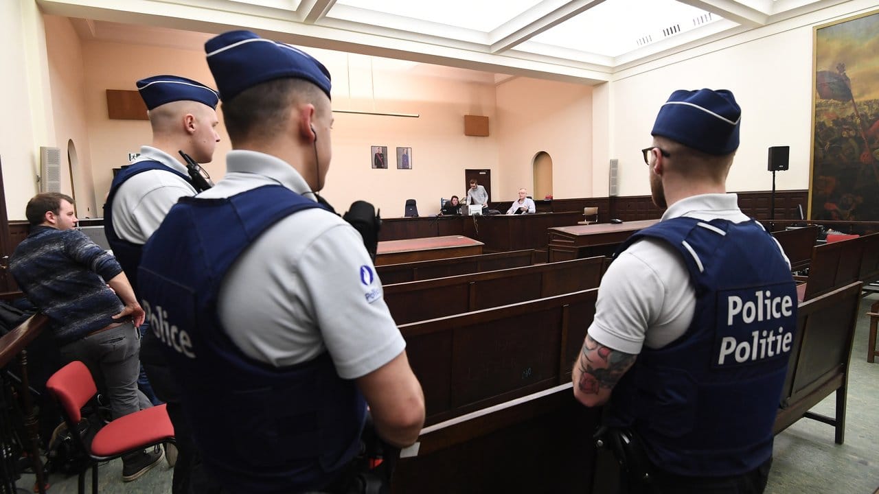 Polizisten sichern den Gerichtssaal in dem der Prozess gegen Salah Abdeslam stattfindet. Polizisten sichern den Gerichtssaal in dem der Prozess gegen Salah Abdeslam stattfindet.