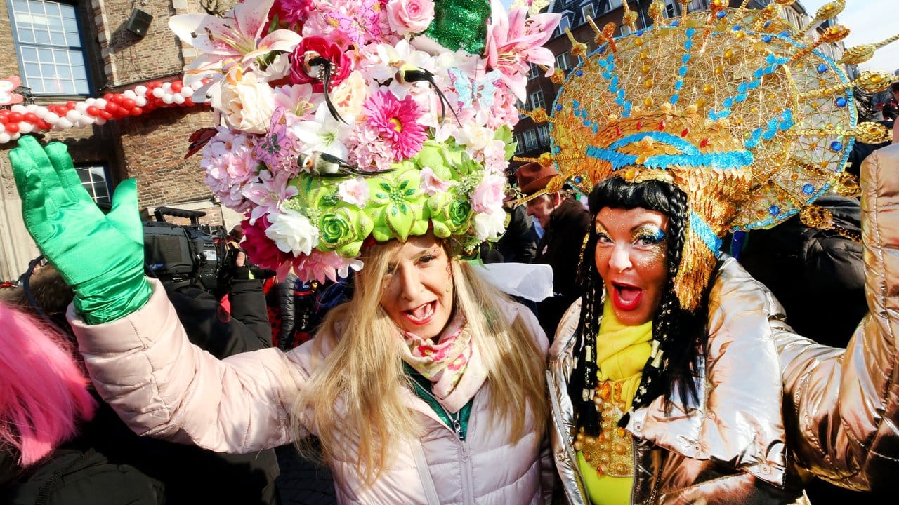Ascot liegt in Düsseldorf: Mit ihrem kreativen Hutschmuck wollen die beiden Karnevalistinnen hoch hinaus.
