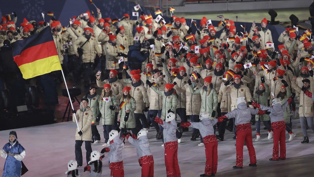 Angeführt von Fahnenträger Eric Frenzel läuft betritt das deutsche Olympia-Team das Olympiastadion in Pyeongchang. Angeführt von Fahnenträger Eric Frenzel läuft betritt das deutsche Olympia-Team das Olympiastadion in Pyeongchang.