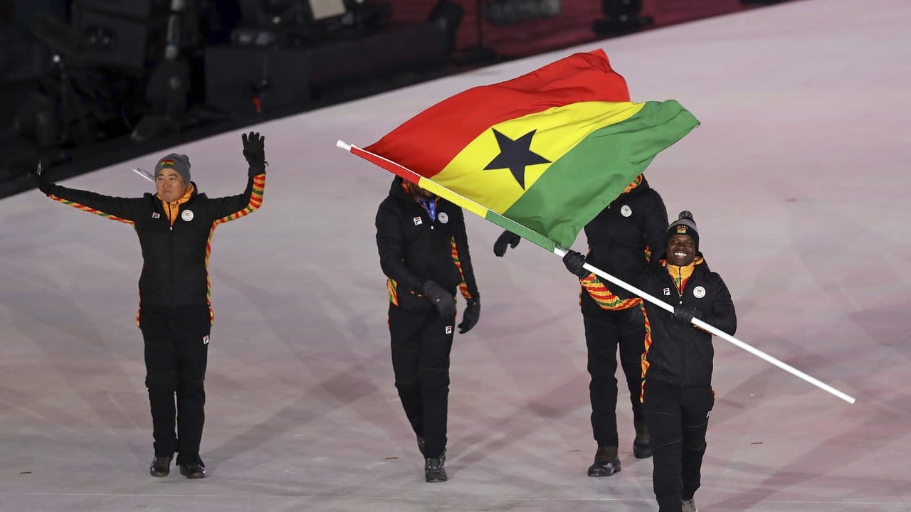 Das kleine Team Ghana wird von Fahnenträger Akwasi Frimpong (r) in das Olympiastadion geführt. Das kleine Team Ghana wird von Fahnenträger Akwasi Frimpong (r) in das Olympiastadion geführt.