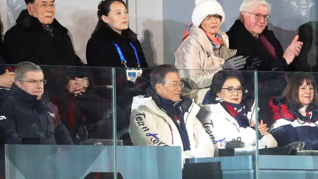 IOC-Präsident Thomas Bach (l), der südkoreanische Staatschef Moon Jae (2. IOC-Präsident Thomas Bach (l), der südkoreanische Staatschef Moon Jae (2.