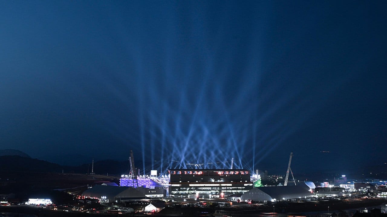 Das olympische Alpensia-Stadion ist hell erleuchtet. Das olympische Alpensia-Stadion ist hell erleuchtet.