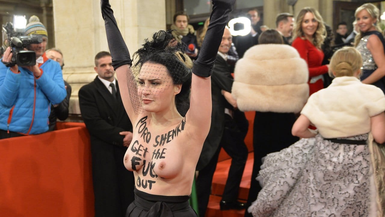 Eine Femen-Aktivistin demonstriert gegen den Besuch des ukrainischen Staatspräsidenten Poroschenko.