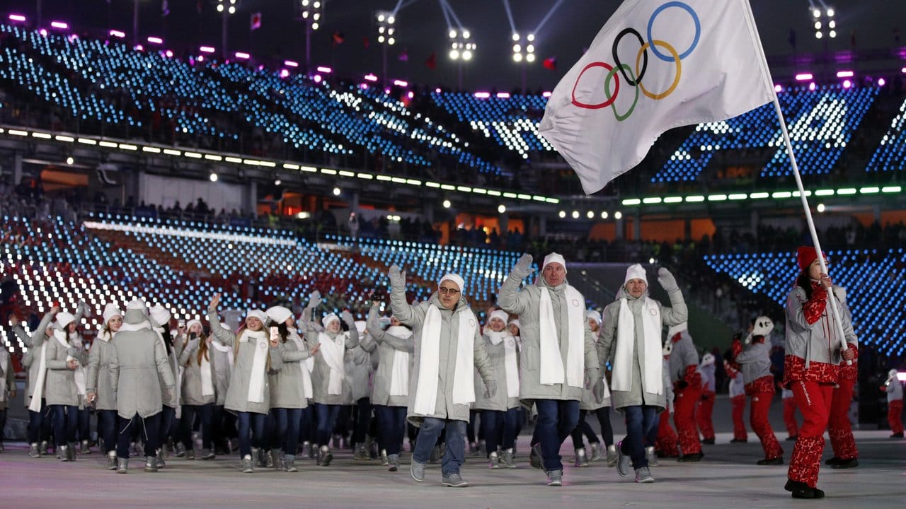 Das Team "Olympischer Athleten aus Russland" kommt ins Stadion. Das Team "Olympischer Athleten aus Russland" kommt ins Stadion.