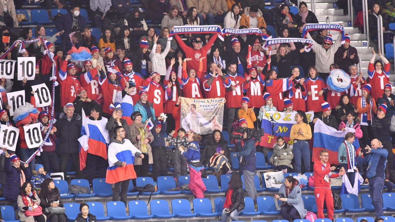 Russische Fans feuern die Eiskunstläufer Jewgenia Tarasowa und Wladimir Morosow vom Team "Olympischer Athleten aus Russland" beim Vorkampf an. Russische Fans feuern die Eiskunstläufer Jewgenia Tarasowa und Wladimir Morosow vom Team "Olympischer Athleten aus Russland" beim Vorkampf an.