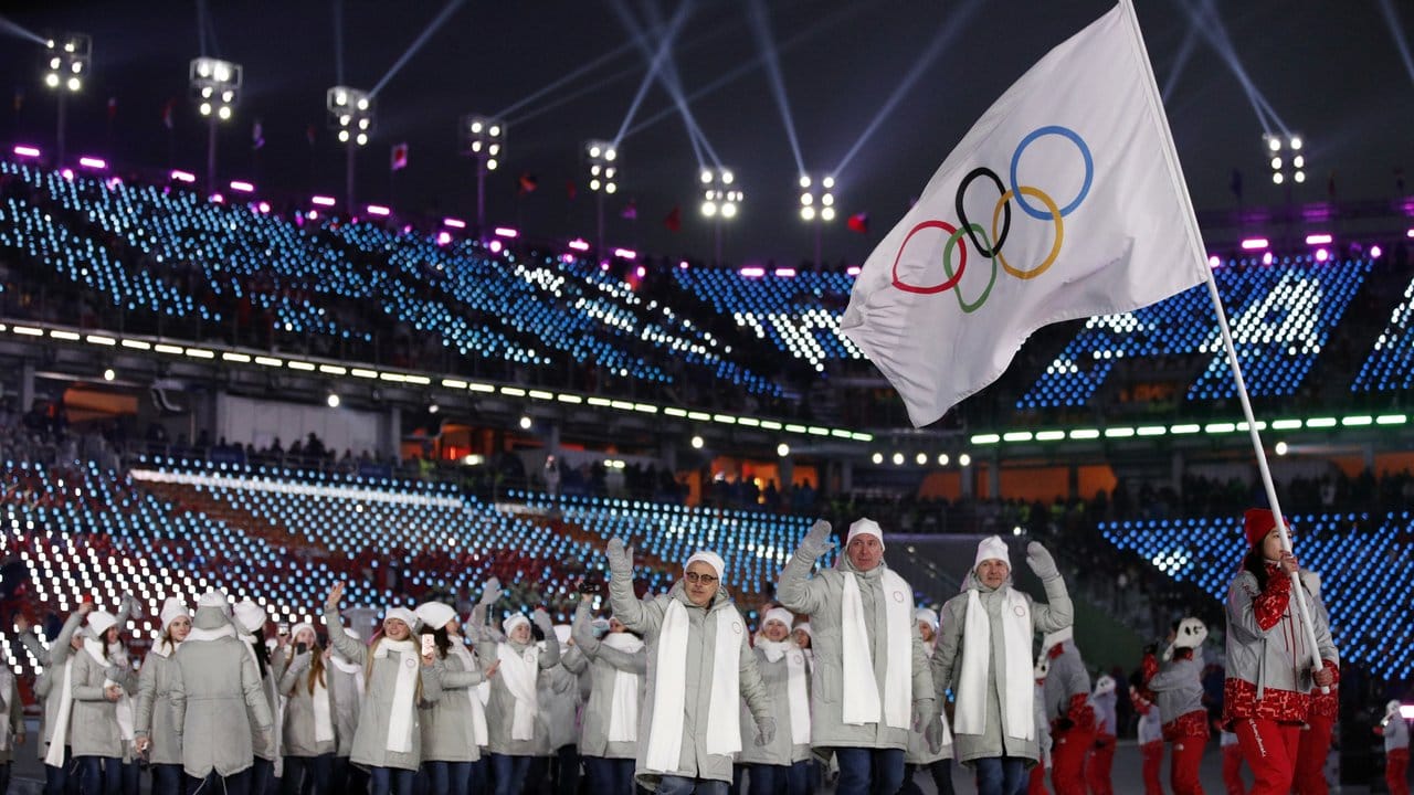 Das Team "Olympischer Athleten aus Russland" kommt ohne eigene Flagge ins Stadion. Das Team "Olympischer Athleten aus Russland" kommt ohne eigene Flagge ins Stadion.