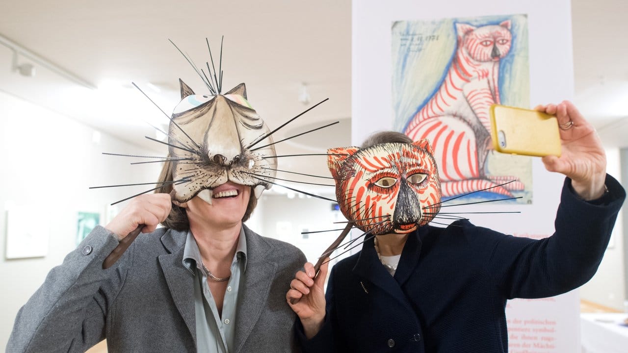 Pressesprecherin Annette Langhorst (l) und Direktorin Gisela Vetter-Liebenow mit "Selfie-Masken" in der Ausstellung "Zahme Viecher & wilde Bestien" im Museum Wilhelm Busch.