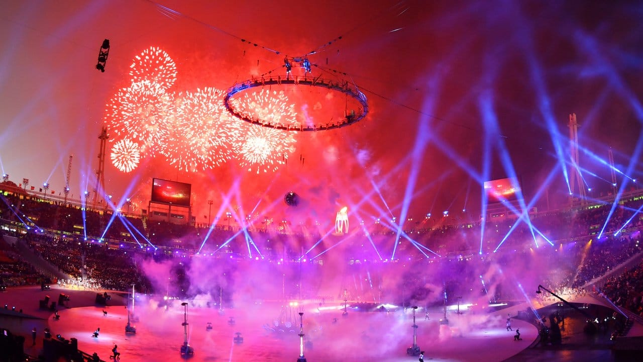 Ein riesiges Feuerwerk wird über dem Olympiastadion entzündet. Ein riesiges Feuerwerk wird über dem Olympiastadion entzündet.